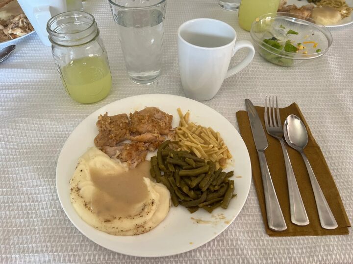 Mashed potatoes with gravy, green beans, chicken